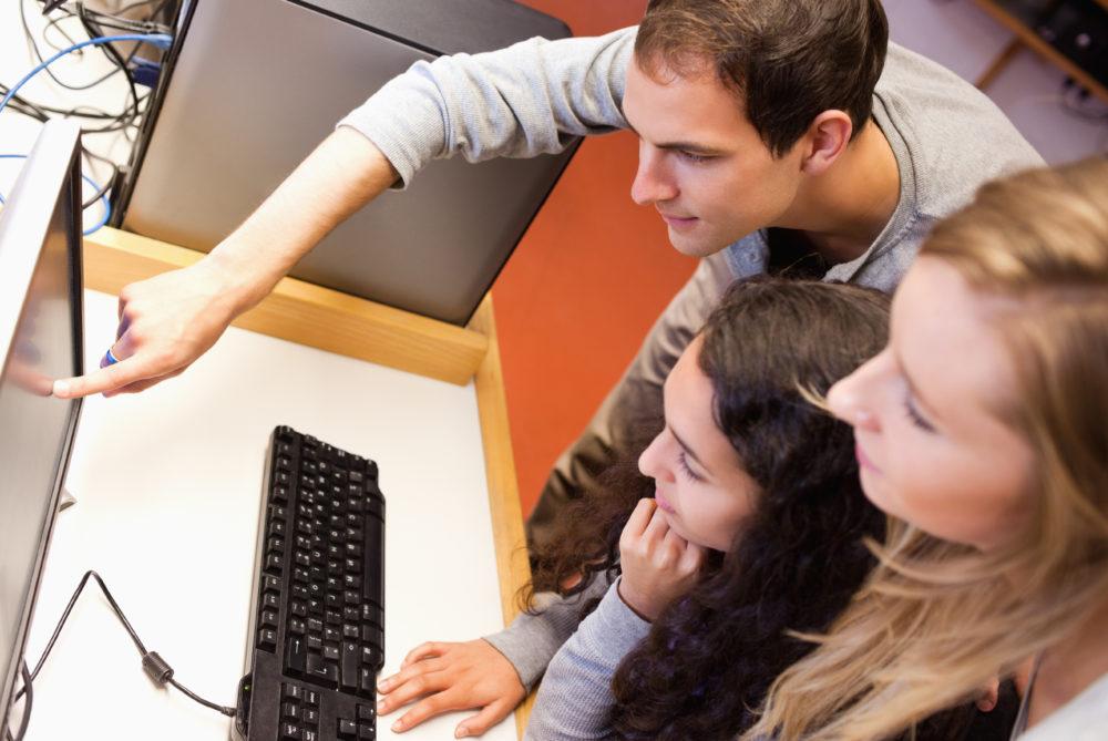 学习伙伴在计算机教室里使用计算机