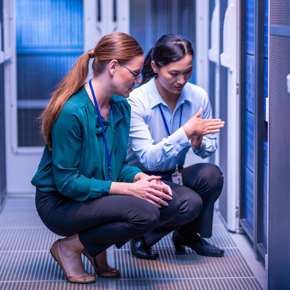 女性计算机中心技术人员在后台评估rf站点调查